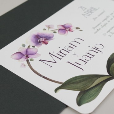 invitacion de boda original. invitacion con flores de acuarela de orquideas. invitacion con sobre verde modelo Bali