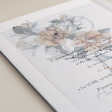 Veladura de papel vegetal para invitación de boda con logotipo floral a una tinta. Modelo Alejandría II