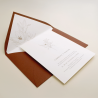 Invitación de boda diseño floral a una tinta. invitación de boda sobre forrado color teja. Praga
