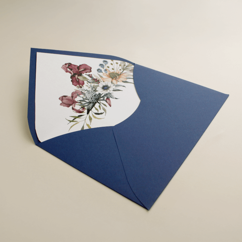 Sobre de invitación azul klein. Sobre forrrado con composición floral para bodas azul klein. Mod Lom
