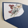 detalle Sobre de invitación azul klein. Sobre forrrado con composición floral para bodas azul klein. Mod Lom