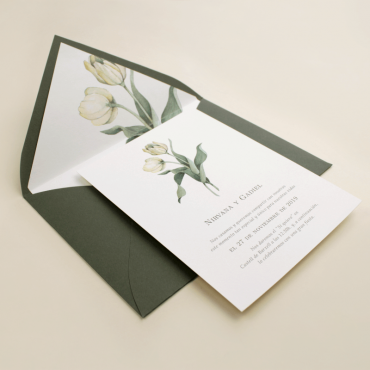 Invitación de boda con flores de acuarela de tulipanes. Invitación de boda con sobre forrado color verde olivo. Modelo Ámsterdam