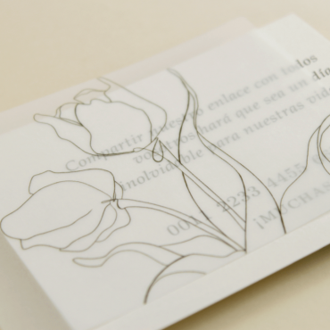 detalle tarjeta informativa de invitación de boda con veladura de papel vegetal. Modelo Ámsterdam