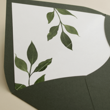 detalle sobre forrado verde con hojas de acuarela. sobre de invitación verde olivo. Modelo Estambull
