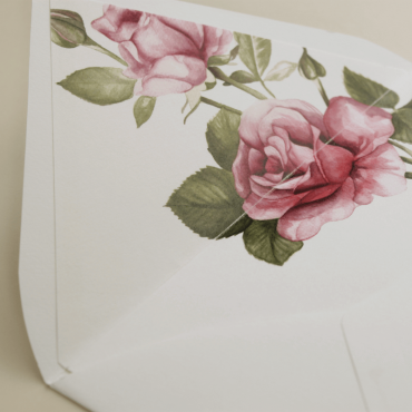 detalle sobre forrado blanco con flores de acuarela rosas. sobre de invitación Estambull